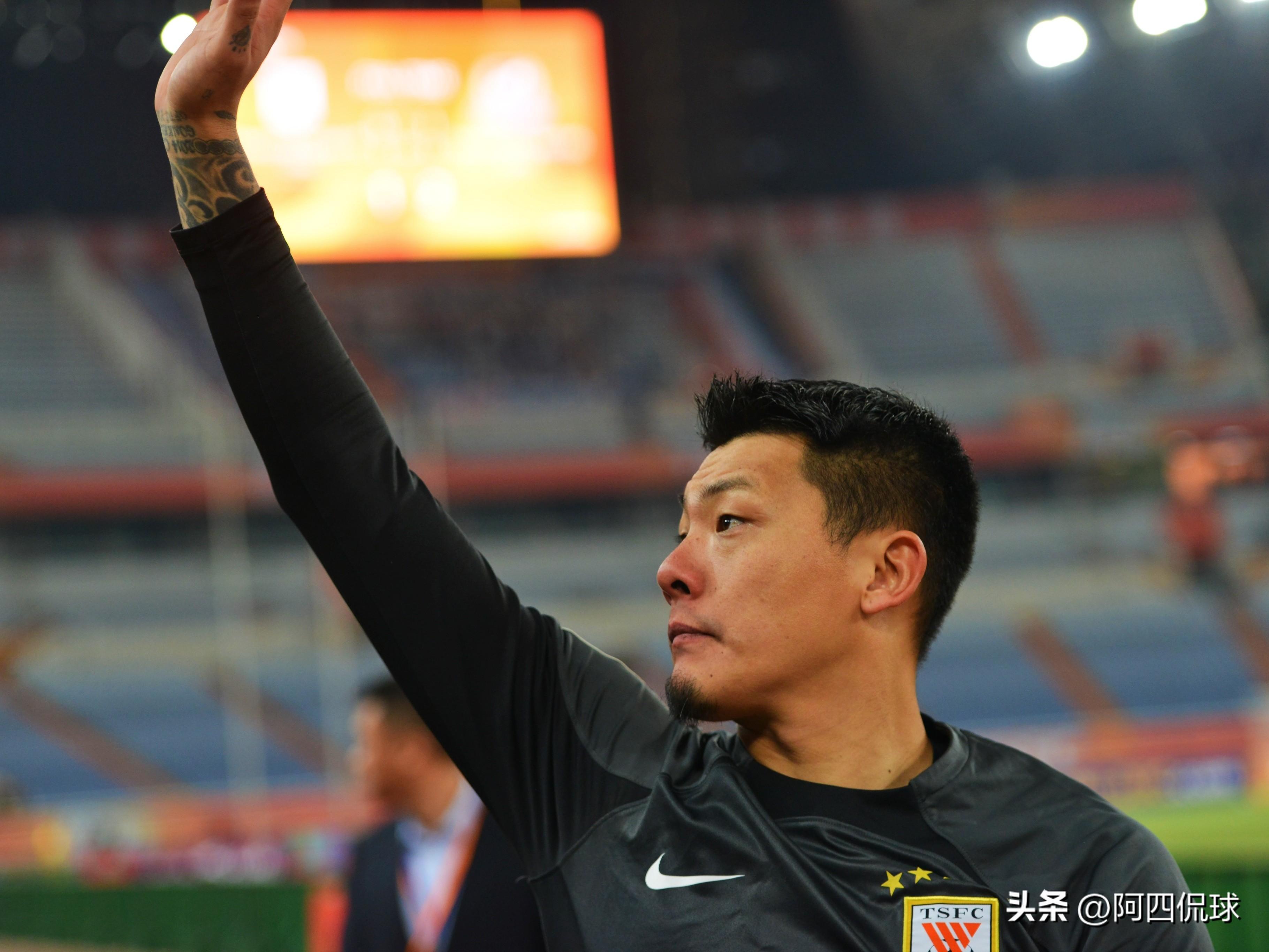 意甲抢七大战对决在即！北京首钢演练定位球，山东泰山密集防守应对的简单介绍